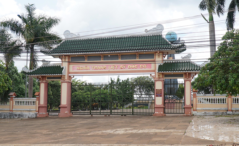 Thăm nghĩa trang liệt sĩ Đức Cơ*